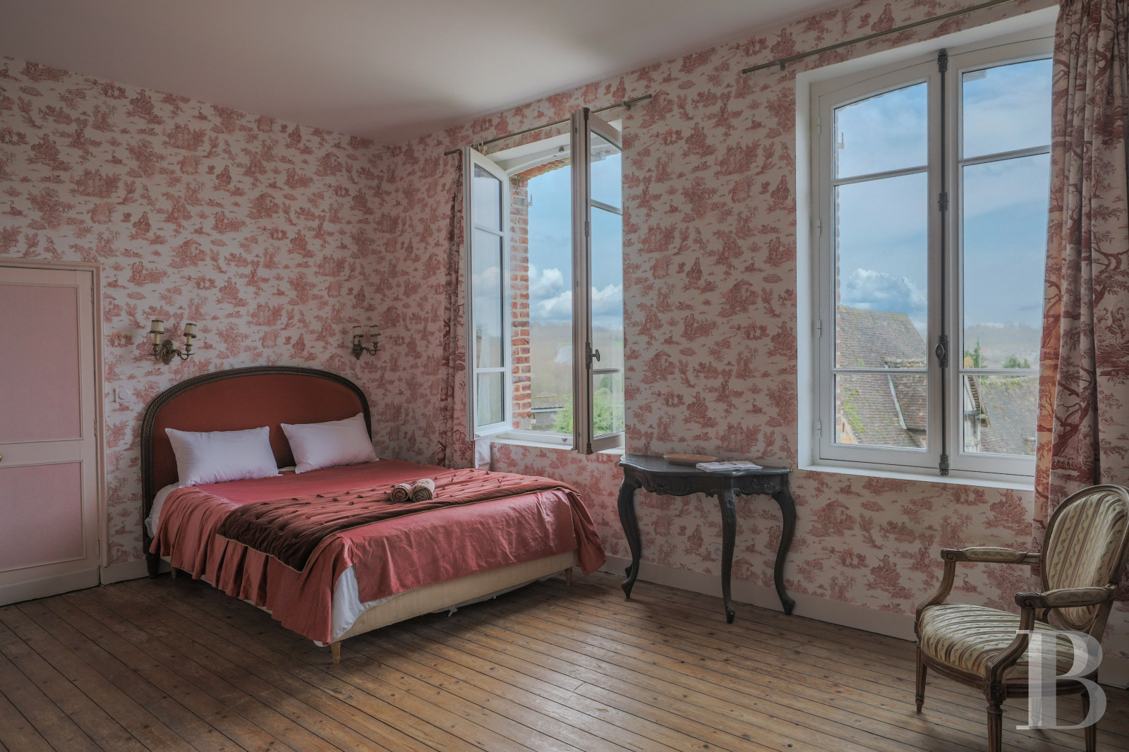 Dans le  Calvados, au pied de la  Basilique de Lisieux un manoir médiéval du 16e siècle - photo  n°29